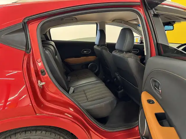 ホンダ ヴェゼル ハイブリッド Z ホンダセンシング 群馬県 2017(平29)年 5万km プレミアムクリスタルレッドM ホンダセンシング/・アダプティブクルーズコントロール/・誤発進抑制機能/・車線維持支援システム/・路外逸脱抑制機能/・標識認識機能/・先行車発進お知らせ機能/純正7インチナビ/・フルセグTV/・BT/DVD/CD/SD/・FM/AM/バックカメラ/ビルトインETC/ドライブレコーダー/革巻きステアリング/ステアリングスイッチ/パドルシフト/ブラックハーフレザーシート/前席シートヒーター/電子パーキング/ブレーキーオートホールド/スマートキー/プッシュスタート/寒冷地仕様/LEDヘッドライト/フォグランプ/オートライト/ルーフレール/純正17インチAW/純正フロアマット/ドアバイザー/電動格納ウィンカーミラー/横滑り防止機能