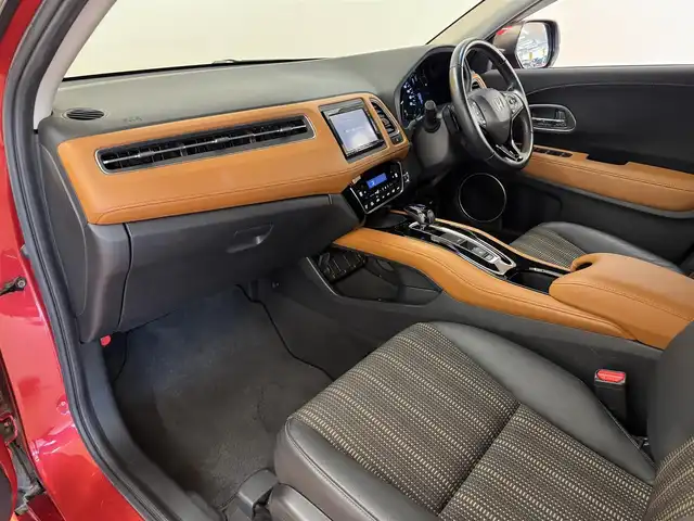 ホンダ ヴェゼル ハイブリッド Z ホンダセンシング 群馬県 2017(平29)年 5万km プレミアムクリスタルレッドM ホンダセンシング/・アダプティブクルーズコントロール/・誤発進抑制機能/・車線維持支援システム/・路外逸脱抑制機能/・標識認識機能/・先行車発進お知らせ機能/純正7インチナビ/・フルセグTV/・BT/DVD/CD/SD/・FM/AM/バックカメラ/ビルトインETC/ドライブレコーダー/革巻きステアリング/ステアリングスイッチ/パドルシフト/ブラックハーフレザーシート/前席シートヒーター/電子パーキング/ブレーキーオートホールド/スマートキー/プッシュスタート/寒冷地仕様/LEDヘッドライト/フォグランプ/オートライト/ルーフレール/純正17インチAW/純正フロアマット/ドアバイザー/電動格納ウィンカーミラー/横滑り防止機能