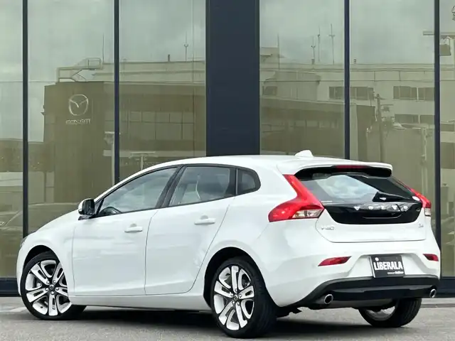 ボルボ Ｖ４０ D4 ダイナミックエディション 石川県 2018(平30)年 4.2万km アイスホワイト 衝突軽減ブレーキ/アダプティブクルーズコントロール/ブラインドスポットモニター/純正ナビ/バックカメラ/クリアランスソナー/LEDヘッドライト/シートヒーター/パワーシート/パドルシフト/18incアルミホイール