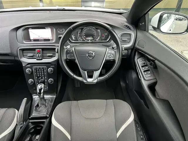 ボルボ Ｖ４０ D4 ダイナミックエディション 石川県 2018(平30)年 4.2万km アイスホワイト 衝突軽減ブレーキ/アダプティブクルーズコントロール/ブラインドスポットモニター/純正ナビ/バックカメラ/クリアランスソナー/LEDヘッドライト/シートヒーター/パワーシート/パドルシフト/18incアルミホイール