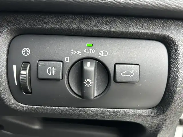 ボルボ Ｖ４０ D4 ダイナミックエディション 石川県 2018(平30)年 4.2万km アイスホワイト 衝突軽減ブレーキ/アダプティブクルーズコントロール/ブラインドスポットモニター/純正ナビ/バックカメラ/クリアランスソナー/LEDヘッドライト/シートヒーター/パワーシート/パドルシフト/18incアルミホイール