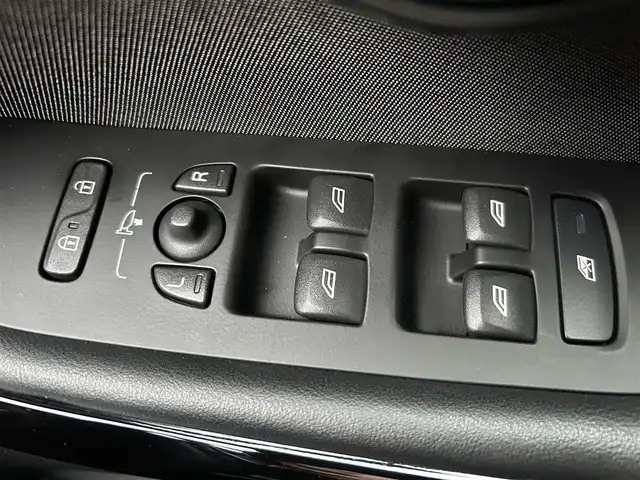 ボルボ Ｖ４０ D4 ダイナミックエディション 石川県 2018(平30)年 4.2万km アイスホワイト 衝突軽減ブレーキ/アダプティブクルーズコントロール/ブラインドスポットモニター/純正ナビ/バックカメラ/クリアランスソナー/LEDヘッドライト/シートヒーター/パワーシート/パドルシフト/18incアルミホイール