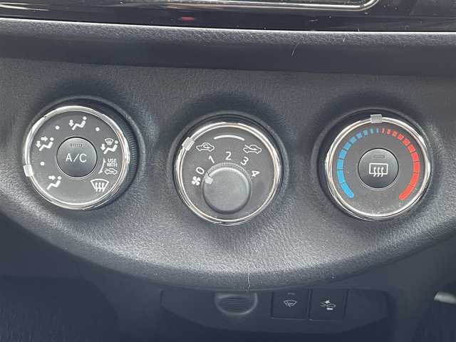 トヨタ ヴィッツ F セーフティーエディションⅢ 道東・釧路十勝 2019(平31)年 5.2万km シルバーマイカM 4WD/ワンオーナー/寒冷地仕様/Toyota Safety Sense/・PCS(プリクラッシュセーフティ)/・LDA(レーンディパーチャーアラート)/・オートマチックハイビーム/・先行車発進告知/純正ディーラーOPナビ/ (CD/DVD/BT)/フルセグTV/TVキャンセラー/バックカメラ/ビルトインETC/純正ドライブレコーダー/ステアリングスイッチ/プッシュスタート/スマートキー/純正エンジンスターター/社外14インチAW付スタッドレスタイヤ積込/オートライト/フォグランプ/ウインカーミラー/電動格納ミラー/純正フロアマット/横滑り防止装置/ナビ取扱説明書/取扱説明書/保証書