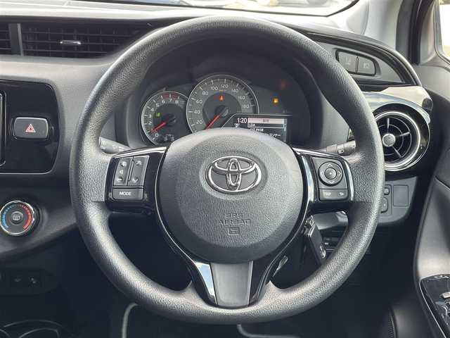 トヨタ ヴィッツ F セーフティーエディションⅢ 道東・釧路十勝 2019(平31)年 5.2万km シルバーマイカM 4WD/ワンオーナー/寒冷地仕様/Toyota Safety Sense/・PCS(プリクラッシュセーフティ)/・LDA(レーンディパーチャーアラート)/・オートマチックハイビーム/・先行車発進告知/純正ディーラーOPナビ/ (CD/DVD/BT)/フルセグTV/TVキャンセラー/バックカメラ/ビルトインETC/純正ドライブレコーダー/ステアリングスイッチ/プッシュスタート/スマートキー/純正エンジンスターター/社外14インチAW付スタッドレスタイヤ積込/オートライト/フォグランプ/ウインカーミラー/電動格納ミラー/純正フロアマット/横滑り防止装置/ナビ取扱説明書/取扱説明書/保証書