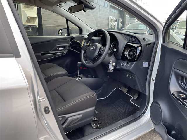 トヨタ ヴィッツ F セーフティーエディションⅢ 道東・釧路十勝 2019(平31)年 5.2万km シルバーマイカM 4WD/ワンオーナー/寒冷地仕様/Toyota Safety Sense/・PCS(プリクラッシュセーフティ)/・LDA(レーンディパーチャーアラート)/・オートマチックハイビーム/・先行車発進告知/純正ディーラーOPナビ/ (CD/DVD/BT)/フルセグTV/TVキャンセラー/バックカメラ/ビルトインETC/純正ドライブレコーダー/ステアリングスイッチ/プッシュスタート/スマートキー/純正エンジンスターター/社外14インチAW付スタッドレスタイヤ積込/オートライト/フォグランプ/ウインカーミラー/電動格納ミラー/純正フロアマット/横滑り防止装置/ナビ取扱説明書/取扱説明書/保証書