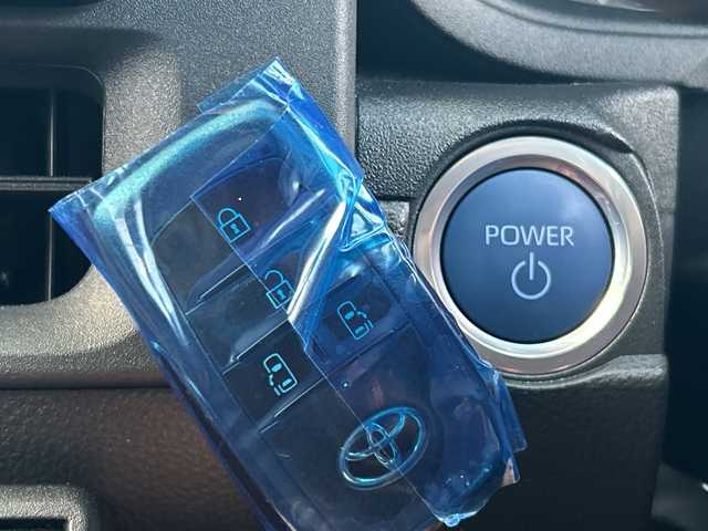 トヨタ シエンタ ハイブリッド G 長野県 2023(令5)年 1.3万km ホワイトパールクリスタルシャイン ・純正8インチディスプレイオーディオ/・バックカメラ/・ビルトインETC/・プリクラッシュセーフティ/・オートマチックハイビーム/・レーダークルーズコントロール/・レーンキープアシスト/・ブラインドスポットモニター/・両側パワースライドドア/・社外15インチアルミホイール/・純正AW付き夏タイヤ積込有り/・横滑り防止装置/・LEDヘッドライト/・オートライト/・コーナーセンサー/・純正フロアマット/・ウィンカーミラー/・電動格納ミラー/・スマートキー/・エンジンプッシュスタート