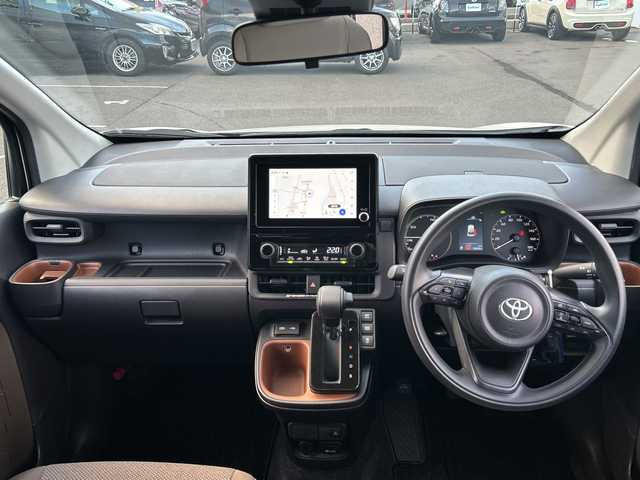 トヨタ シエンタ ハイブリッド G 長野県 2023(令5)年 1.3万km ホワイトパールクリスタルシャイン ・純正8インチディスプレイオーディオ/・バックカメラ/・ビルトインETC/・プリクラッシュセーフティ/・オートマチックハイビーム/・レーダークルーズコントロール/・レーンキープアシスト/・ブラインドスポットモニター/・両側パワースライドドア/・社外15インチアルミホイール/・純正AW付き夏タイヤ積込有り/・横滑り防止装置/・LEDヘッドライト/・オートライト/・コーナーセンサー/・純正フロアマット/・ウィンカーミラー/・電動格納ミラー/・スマートキー/・エンジンプッシュスタート