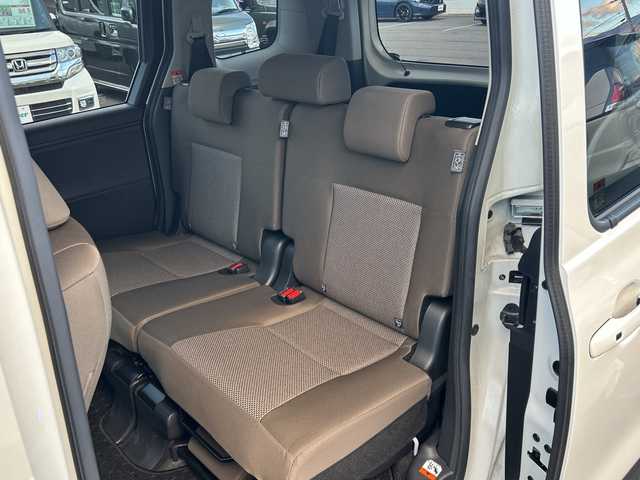 トヨタ シエンタ ハイブリッド G 長野県 2023(令5)年 1.3万km ホワイトパールクリスタルシャイン ・純正8インチディスプレイオーディオ/・バックカメラ/・ビルトインETC/・プリクラッシュセーフティ/・オートマチックハイビーム/・レーダークルーズコントロール/・レーンキープアシスト/・ブラインドスポットモニター/・両側パワースライドドア/・社外15インチアルミホイール/・純正AW付き夏タイヤ積込有り/・横滑り防止装置/・LEDヘッドライト/・オートライト/・コーナーセンサー/・純正フロアマット/・ウィンカーミラー/・電動格納ミラー/・スマートキー/・エンジンプッシュスタート