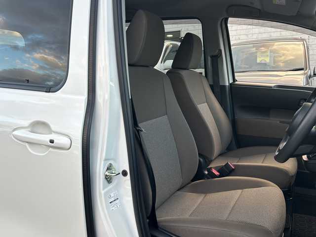 トヨタ シエンタ ハイブリッド G 長野県 2023(令5)年 1.3万km ホワイトパールクリスタルシャイン ・純正8インチディスプレイオーディオ/・バックカメラ/・ビルトインETC/・プリクラッシュセーフティ/・オートマチックハイビーム/・レーダークルーズコントロール/・レーンキープアシスト/・ブラインドスポットモニター/・両側パワースライドドア/・社外15インチアルミホイール/・純正AW付き夏タイヤ積込有り/・横滑り防止装置/・LEDヘッドライト/・オートライト/・コーナーセンサー/・純正フロアマット/・ウィンカーミラー/・電動格納ミラー/・スマートキー/・エンジンプッシュスタート