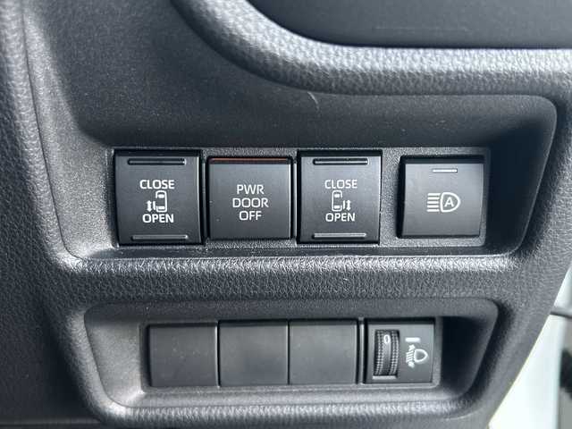 トヨタ シエンタ ハイブリッド G 長野県 2023(令5)年 1.3万km ホワイトパールクリスタルシャイン ・純正8インチディスプレイオーディオ/・バックカメラ/・ビルトインETC/・プリクラッシュセーフティ/・オートマチックハイビーム/・レーダークルーズコントロール/・レーンキープアシスト/・ブラインドスポットモニター/・両側パワースライドドア/・社外15インチアルミホイール/・純正AW付き夏タイヤ積込有り/・横滑り防止装置/・LEDヘッドライト/・オートライト/・コーナーセンサー/・純正フロアマット/・ウィンカーミラー/・電動格納ミラー/・スマートキー/・エンジンプッシュスタート