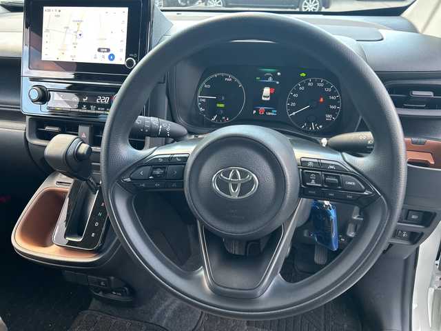 トヨタ シエンタ ハイブリッド G 長野県 2023(令5)年 1.3万km ホワイトパールクリスタルシャイン ・純正8インチディスプレイオーディオ/・バックカメラ/・ビルトインETC/・プリクラッシュセーフティ/・オートマチックハイビーム/・レーダークルーズコントロール/・レーンキープアシスト/・ブラインドスポットモニター/・両側パワースライドドア/・社外15インチアルミホイール/・純正AW付き夏タイヤ積込有り/・横滑り防止装置/・LEDヘッドライト/・オートライト/・コーナーセンサー/・純正フロアマット/・ウィンカーミラー/・電動格納ミラー/・スマートキー/・エンジンプッシュスタート