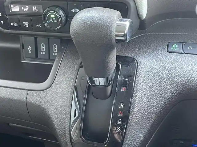 ホンダ Ｎ ＢＯＸ L ターボ 滋賀県 2021(令3)年 4.7万km ルナシルバーM 純正ナビ/（CD/DVD/BT/フルセグTV/SD/USB）/ホンダセンシング/・衝突軽減ブレーキ（CMBS）/・誤発進抑制機能/・後方誤発進抑制機/・渋滞追従機能付アダプティブクルーズコントロール（ACC）/・車線維持支援システム（LKAS）/・路外逸脱抑制機能/・歩行者事故低減ステアリング/・先行車発進お知らせ機能/・標識認識機能/・オートハイビーム/バックカメラ/ビルトインETC/両側パワースライドドア/前席シートヒーター/パーキングセンサー/パドルシフト/LEDヘッドライト/純正フロアマット