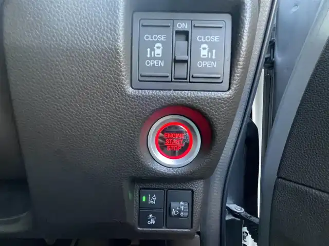 ホンダ Ｎ ＢＯＸ L ターボ 滋賀県 2021(令3)年 4.7万km ルナシルバーM 純正ナビ/（CD/DVD/BT/フルセグTV/SD/USB）/ホンダセンシング/・衝突軽減ブレーキ（CMBS）/・誤発進抑制機能/・後方誤発進抑制機/・渋滞追従機能付アダプティブクルーズコントロール（ACC）/・車線維持支援システム（LKAS）/・路外逸脱抑制機能/・歩行者事故低減ステアリング/・先行車発進お知らせ機能/・標識認識機能/・オートハイビーム/バックカメラ/ビルトインETC/両側パワースライドドア/前席シートヒーター/パーキングセンサー/パドルシフト/LEDヘッドライト/純正フロアマット