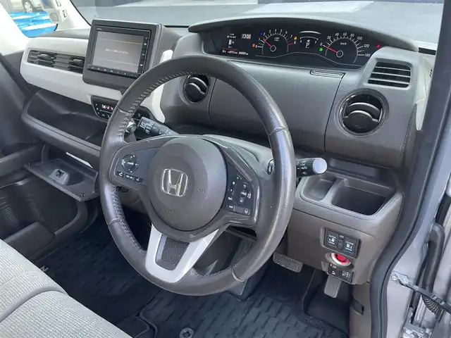 ホンダ Ｎ ＢＯＸ L ターボ 滋賀県 2021(令3)年 4.7万km ルナシルバーM 純正ナビ/（CD/DVD/BT/フルセグTV/SD/USB）/ホンダセンシング/・衝突軽減ブレーキ（CMBS）/・誤発進抑制機能/・後方誤発進抑制機/・渋滞追従機能付アダプティブクルーズコントロール（ACC）/・車線維持支援システム（LKAS）/・路外逸脱抑制機能/・歩行者事故低減ステアリング/・先行車発進お知らせ機能/・標識認識機能/・オートハイビーム/バックカメラ/ビルトインETC/両側パワースライドドア/前席シートヒーター/パーキングセンサー/パドルシフト/LEDヘッドライト/純正フロアマット