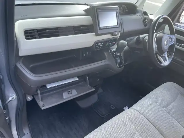 ホンダ Ｎ ＢＯＸ L ターボ 滋賀県 2021(令3)年 4.7万km ルナシルバーM 純正ナビ/（CD/DVD/BT/フルセグTV/SD/USB）/ホンダセンシング/・衝突軽減ブレーキ（CMBS）/・誤発進抑制機能/・後方誤発進抑制機/・渋滞追従機能付アダプティブクルーズコントロール（ACC）/・車線維持支援システム（LKAS）/・路外逸脱抑制機能/・歩行者事故低減ステアリング/・先行車発進お知らせ機能/・標識認識機能/・オートハイビーム/バックカメラ/ビルトインETC/両側パワースライドドア/前席シートヒーター/パーキングセンサー/パドルシフト/LEDヘッドライト/純正フロアマット