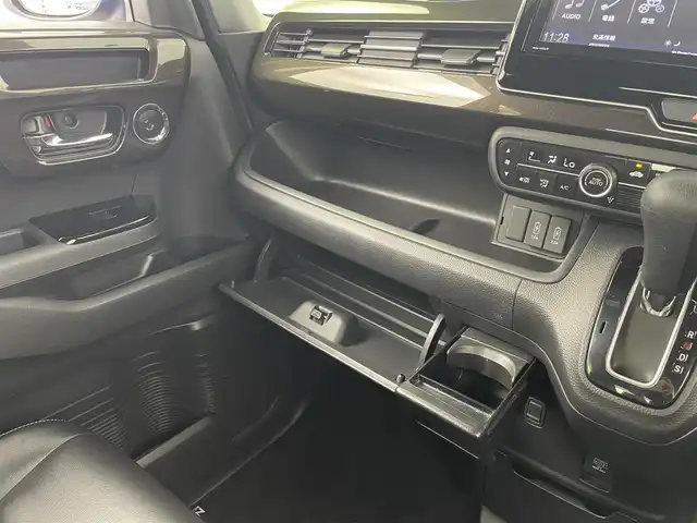 ホンダ Ｎ ＢＯＸ カスタム G L ターボ ホンダセンシング 大分県 2018(平30)年 7.5万km ブリリアントスポーティブルーメタリック2トーン ホンダセンシング/・衝突軽減ブレーキ/・誤発進抑制機能/・後方誤発進抑制機能/・歩行者低減ステアリング/・アダブティブクルーズコントロール/・車線維持支援システム/・路外逸脱抑制機能/純正ディスプレイオーディオ/バックカメラ/ビルトインETC/ハーフレザーシート/パドルシフト/両側パワースライドドア/LEDオートライト/純正アルミホイール/スマートキー