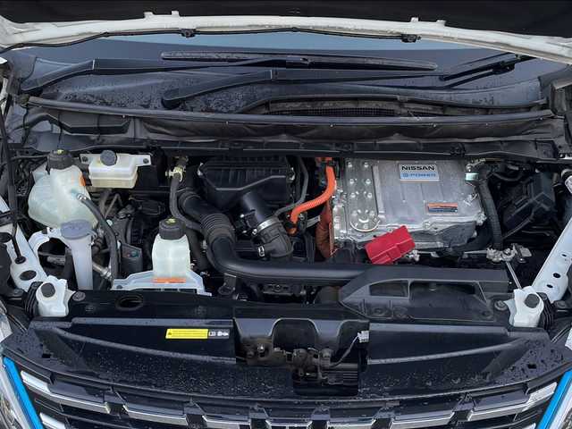 日産 セレナ e－パワー ハイウェイスター V 山口県 2021(令3)年 5.8万km ブリリアントホワイトパール 純正10インチナビ/・フルセグテレビ/CD/DVD/Bluetooth/ETC/ドライブレコーダー/アラウンドビューモニター/セーフティパックB/・プロパイロット/・エマージェンシーブレーキ/・インテリジェント LI（車線逸脱防止支援システム）/・電動パーキングブレーキ/オートブレーキホールド/・インテリジェント DA（ふらつき警報）/・踏み間違い衝突防止アシスト/・フロント/バックソナー/ブラインドスポットモニター/両側パワースライドドア/USBポート/LEDヘッドランプ/フォグランプ/オートライト/純正16インチアルミホイール/純正フロアマット/スマートキー/プッシュスタート/ドアバイザー