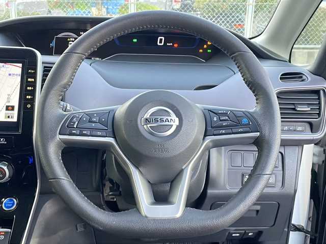 日産 セレナ e－パワー ハイウェイスター V 山口県 2021(令3)年 5.8万km ブリリアントホワイトパール 純正10インチナビ/・フルセグテレビ/CD/DVD/Bluetooth/ETC/ドライブレコーダー/アラウンドビューモニター/セーフティパックB/・プロパイロット/・エマージェンシーブレーキ/・インテリジェント LI（車線逸脱防止支援システム）/・電動パーキングブレーキ/オートブレーキホールド/・インテリジェント DA（ふらつき警報）/・踏み間違い衝突防止アシスト/・フロント/バックソナー/ブラインドスポットモニター/両側パワースライドドア/USBポート/LEDヘッドランプ/フォグランプ/オートライト/純正16インチアルミホイール/純正フロアマット/スマートキー/プッシュスタート/ドアバイザー