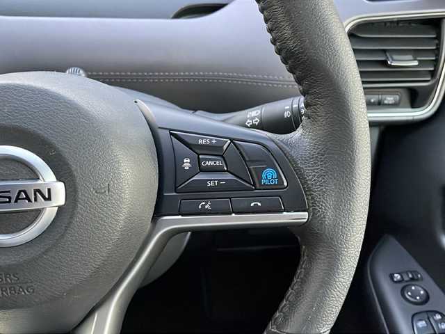 日産 セレナ e－パワー ハイウェイスター V 山口県 2021(令3)年 5.8万km ブリリアントホワイトパール 純正10インチナビ/・フルセグテレビ/CD/DVD/Bluetooth/ETC/ドライブレコーダー/アラウンドビューモニター/セーフティパックB/・プロパイロット/・エマージェンシーブレーキ/・インテリジェント LI（車線逸脱防止支援システム）/・電動パーキングブレーキ/オートブレーキホールド/・インテリジェント DA（ふらつき警報）/・踏み間違い衝突防止アシスト/・フロント/バックソナー/ブラインドスポットモニター/両側パワースライドドア/USBポート/LEDヘッドランプ/フォグランプ/オートライト/純正16インチアルミホイール/純正フロアマット/スマートキー/プッシュスタート/ドアバイザー