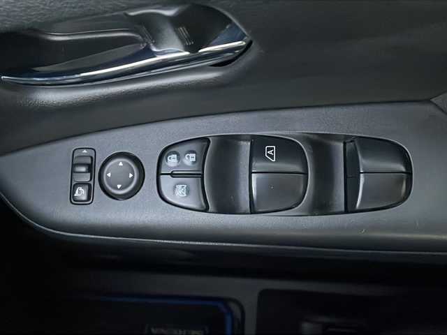 日産 セレナ e－パワー ハイウェイスター V 山口県 2021(令3)年 5.8万km ブリリアントホワイトパール 純正10インチナビ/・フルセグテレビ/CD/DVD/Bluetooth/ETC/ドライブレコーダー/アラウンドビューモニター/セーフティパックB/・プロパイロット/・エマージェンシーブレーキ/・インテリジェント LI（車線逸脱防止支援システム）/・電動パーキングブレーキ/オートブレーキホールド/・インテリジェント DA（ふらつき警報）/・踏み間違い衝突防止アシスト/・フロント/バックソナー/ブラインドスポットモニター/両側パワースライドドア/USBポート/LEDヘッドランプ/フォグランプ/オートライト/純正16インチアルミホイール/純正フロアマット/スマートキー/プッシュスタート/ドアバイザー