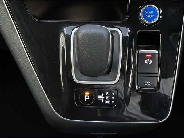 日産 セレナ e－パワー ハイウェイスター V 山口県 2021(令3)年 5.8万km ブリリアントホワイトパール 純正10インチナビ/・フルセグテレビ/CD/DVD/Bluetooth/ETC/ドライブレコーダー/アラウンドビューモニター/セーフティパックB/・プロパイロット/・エマージェンシーブレーキ/・インテリジェント LI（車線逸脱防止支援システム）/・電動パーキングブレーキ/オートブレーキホールド/・インテリジェント DA（ふらつき警報）/・踏み間違い衝突防止アシスト/・フロント/バックソナー/ブラインドスポットモニター/両側パワースライドドア/USBポート/LEDヘッドランプ/フォグランプ/オートライト/純正16インチアルミホイール/純正フロアマット/スマートキー/プッシュスタート/ドアバイザー