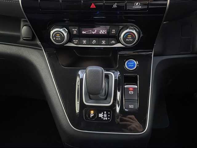 日産 セレナ e－パワー ハイウェイスター V 山口県 2021(令3)年 5.8万km ブリリアントホワイトパール 純正10インチナビ/・フルセグテレビ/CD/DVD/Bluetooth/ETC/ドライブレコーダー/アラウンドビューモニター/セーフティパックB/・プロパイロット/・エマージェンシーブレーキ/・インテリジェント LI（車線逸脱防止支援システム）/・電動パーキングブレーキ/オートブレーキホールド/・インテリジェント DA（ふらつき警報）/・踏み間違い衝突防止アシスト/・フロント/バックソナー/ブラインドスポットモニター/両側パワースライドドア/USBポート/LEDヘッドランプ/フォグランプ/オートライト/純正16インチアルミホイール/純正フロアマット/スマートキー/プッシュスタート/ドアバイザー