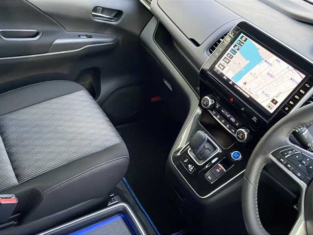 日産 セレナ e－パワー ハイウェイスター V 山口県 2021(令3)年 5.8万km ブリリアントホワイトパール 純正10インチナビ/・フルセグテレビ/CD/DVD/Bluetooth/ETC/ドライブレコーダー/アラウンドビューモニター/セーフティパックB/・プロパイロット/・エマージェンシーブレーキ/・インテリジェント LI（車線逸脱防止支援システム）/・電動パーキングブレーキ/オートブレーキホールド/・インテリジェント DA（ふらつき警報）/・踏み間違い衝突防止アシスト/・フロント/バックソナー/ブラインドスポットモニター/両側パワースライドドア/USBポート/LEDヘッドランプ/フォグランプ/オートライト/純正16インチアルミホイール/純正フロアマット/スマートキー/プッシュスタート/ドアバイザー