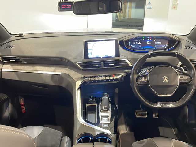 プジョー ３００８ GT ブルー HDi 新潟県 2019(令1)年 4.6万km ビアンカホワイト ファーストクラスパッケージ/・運転席メモリー付電動シート＆マルチポイントランバーサポート/・フロントシートヒーター/・360°ヴィジョン/・パークアシスト/・パノラミックサンルーフ/エレクトニックパーキングブレーキ/ヒルスタートアシスタンス/フロント＆バックソナー/ワイドバックアイカメラ/アクティブセーフティブレーキ（衝突軽減ブレーキ）/・ディスタンスアラート/レーンポジショニングアッシスト/レーンキープアシスト/ブラインドスポットモニターシステム/トラフィックサインアシスト/ドライバーアテンションアラート/アクティブクルーズコントロール（ストップ＆ゴー機能付）/・スピードリミッター/アドバンスドグリップコントロール（ヒルディセントコントロール付）/フルLEDヘッドライト/スタティックコーナリングランプ/スポーティフロントグリル/8インチタッチスクリーン/・AM/FM/TV/Apple Car Play/BT/純正18インチAW/2.0ETC