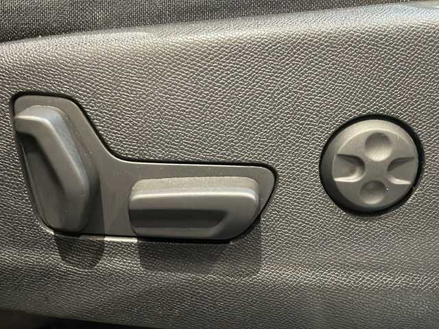 プジョー ３００８ GT ブルー HDi 新潟県 2019(令1)年 4.6万km ビアンカホワイト ファーストクラスパッケージ/・運転席メモリー付電動シート＆マルチポイントランバーサポート/・フロントシートヒーター/・360°ヴィジョン/・パークアシスト/・パノラミックサンルーフ/エレクトニックパーキングブレーキ/ヒルスタートアシスタンス/フロント＆バックソナー/ワイドバックアイカメラ/アクティブセーフティブレーキ（衝突軽減ブレーキ）/・ディスタンスアラート/レーンポジショニングアッシスト/レーンキープアシスト/ブラインドスポットモニターシステム/トラフィックサインアシスト/ドライバーアテンションアラート/アクティブクルーズコントロール（ストップ＆ゴー機能付）/・スピードリミッター/アドバンスドグリップコントロール（ヒルディセントコントロール付）/フルLEDヘッドライト/スタティックコーナリングランプ/スポーティフロントグリル/8インチタッチスクリーン/・AM/FM/TV/Apple Car Play/BT/純正18インチAW/2.0ETC