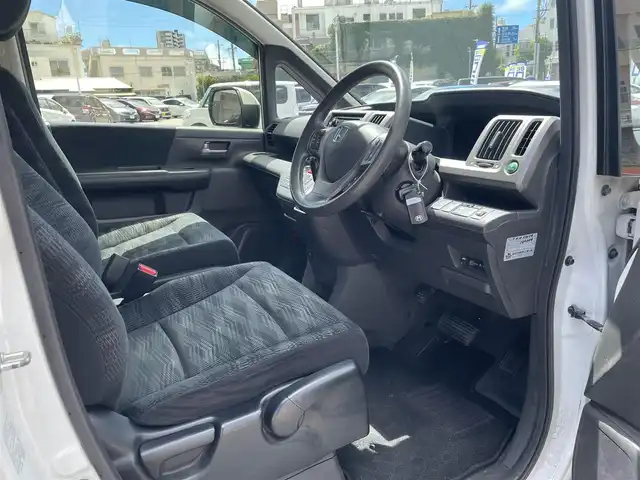 ホンダ ステップワゴン G Eセレクション 沖縄県 2014(平26)年 5.4万km ホワイトオーキッドパール (株)IDOMが運営する【じしゃロンコザ店】の自社ローン専用車両になりますこちらは現金またはオートローンご利用時の価格です。自社ローンご希望の方は別途その旨お申付け下さい/CD再生　/片側パワースライドドア　/ETC　/クルーズコントロール/アイドリングストップ　/スマートキー　/コーナーセンサー　/純正フロアマット　/パワーステアリング　/パワーウィンドウ　