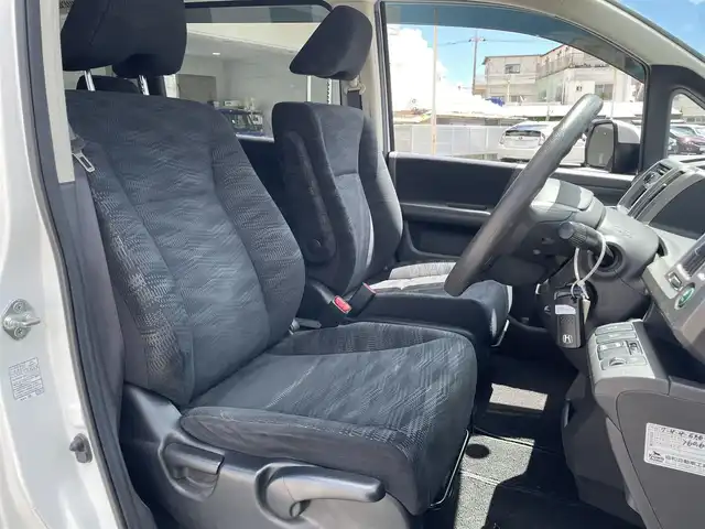 ホンダ ステップワゴン G Eセレクション 沖縄県 2014(平26)年 5.4万km ホワイトオーキッドパール (株)IDOMが運営する【じしゃロンコザ店】の自社ローン専用車両になりますこちらは現金またはオートローンご利用時の価格です。自社ローンご希望の方は別途その旨お申付け下さい/CD再生　/片側パワースライドドア　/ETC　/クルーズコントロール/アイドリングストップ　/スマートキー　/コーナーセンサー　/純正フロアマット　/パワーステアリング　/パワーウィンドウ　