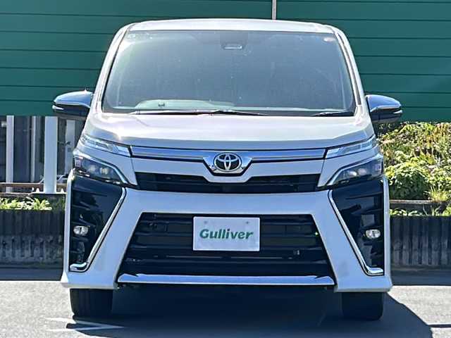 トヨタ ヴォクシー ZS 煌Ⅲ 茨城県 2020(令2)年 2.3万km ホワイトパールクリスタルシャイン 純正10インチSDナビ/SD/フルセグTV/Bluetooth/バックモニター/トヨタセーフティセンス/衝突軽減システム/レーンキープアシスト/クルーズコントロール/両側パワースライドドア/LEDオートライト/オートマチックハイビーム/ハーフレザーシート/純正16インチアルミホイール/純正フロアマット/WAC/アイドリングストップ/ETC/プッシュスタート/スマートキー