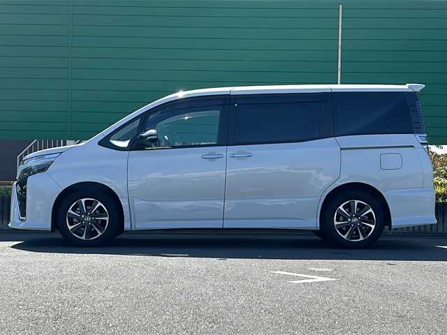 トヨタ ヴォクシー ZS 煌Ⅲ 茨城県 2020(令2)年 2.3万km ホワイトパールクリスタルシャイン 純正10インチSDナビ/SD/フルセグTV/Bluetooth/バックモニター/トヨタセーフティセンス/衝突軽減システム/レーンキープアシスト/クルーズコントロール/両側パワースライドドア/LEDオートライト/オートマチックハイビーム/ハーフレザーシート/純正16インチアルミホイール/純正フロアマット/WAC/アイドリングストップ/ETC/プッシュスタート/スマートキー