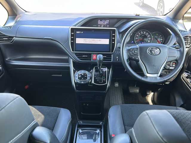 トヨタ ヴォクシー ZS 煌Ⅲ 茨城県 2020(令2)年 2.3万km ホワイトパールクリスタルシャイン 純正10インチSDナビ/SD/フルセグTV/Bluetooth/バックモニター/トヨタセーフティセンス/衝突軽減システム/レーンキープアシスト/クルーズコントロール/両側パワースライドドア/LEDオートライト/オートマチックハイビーム/ハーフレザーシート/純正16インチアルミホイール/純正フロアマット/WAC/アイドリングストップ/ETC/プッシュスタート/スマートキー