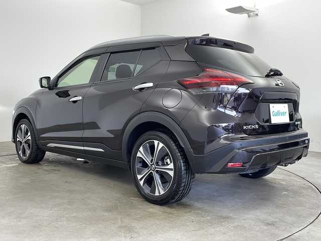 日産 キックス X 兵庫県 2022(令4)年 1.7万km ナイトベールパープル ・純正9インチSDナビ（MM322D-L）/CD/DVD/BT/SD/フルセグ/・アラウンドビューモニター/・ビルトインETC/・インテリジェントルームミラー/・純正ドライブレコーダー/・プロパイロット/・エマージェンシーブレーキ/・前方衝突予測警報/・車線逸脱防止支援システム/・車線逸脱警報/・ふらつき警報/・横滑り防止装置/・踏み間違い衝突防止アシスト/・フロント&バックソナー/・ヒルスタートアシスト/・アイドリングストップ /・レーダークルーズコントロール/・ステアリングスイッチ/・ステアリングヒーター/・ハーフレザー/・前席シートヒーター/・インテリジェントキー/・プッシュスタート/・ＬＥＤヘッドライト/・ハイビームアシスト/・オートライト/・社外フロアマット/・ドアバイザー/・ルーフレール