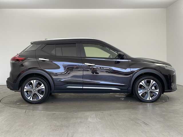 日産 キックス X 兵庫県 2022(令4)年 1.7万km ナイトベールパープル ・純正9インチSDナビ（MM322D-L）/CD/DVD/BT/SD/フルセグ/・アラウンドビューモニター/・ビルトインETC/・インテリジェントルームミラー/・純正ドライブレコーダー/・プロパイロット/・エマージェンシーブレーキ/・前方衝突予測警報/・車線逸脱防止支援システム/・車線逸脱警報/・ふらつき警報/・横滑り防止装置/・踏み間違い衝突防止アシスト/・フロント&バックソナー/・ヒルスタートアシスト/・アイドリングストップ /・レーダークルーズコントロール/・ステアリングスイッチ/・ステアリングヒーター/・ハーフレザー/・前席シートヒーター/・インテリジェントキー/・プッシュスタート/・ＬＥＤヘッドライト/・ハイビームアシスト/・オートライト/・社外フロアマット/・ドアバイザー/・ルーフレール