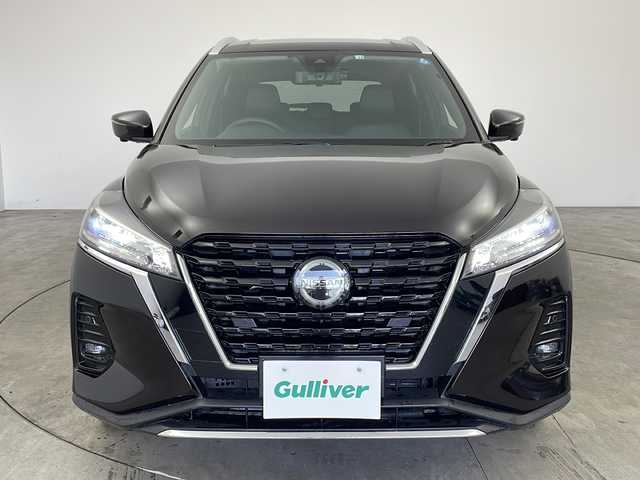 日産 キックス X 兵庫県 2022(令4)年 1.7万km ナイトベールパープル ・純正9インチSDナビ（MM322D-L）/CD/DVD/BT/SD/フルセグ/・アラウンドビューモニター/・ビルトインETC/・インテリジェントルームミラー/・純正ドライブレコーダー/・プロパイロット/・エマージェンシーブレーキ/・前方衝突予測警報/・車線逸脱防止支援システム/・車線逸脱警報/・ふらつき警報/・横滑り防止装置/・踏み間違い衝突防止アシスト/・フロント&バックソナー/・ヒルスタートアシスト/・アイドリングストップ /・レーダークルーズコントロール/・ステアリングスイッチ/・ステアリングヒーター/・ハーフレザー/・前席シートヒーター/・インテリジェントキー/・プッシュスタート/・ＬＥＤヘッドライト/・ハイビームアシスト/・オートライト/・社外フロアマット/・ドアバイザー/・ルーフレール