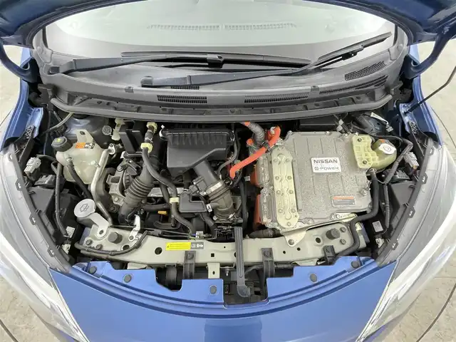 日産 ノート e－パワー メダリスト 千葉県 2017(平29)年 7.9万km シャイニングブルー 衝突軽減ブレーキ/レーンキープアシスト/社外7インチSDナビ/CD DVD SD BT フルセグ/バックカメラ/純正15インチアルミホイール/ハーフレザー/ドアバイザー/純正フロアマット/プッシュスタート/スマートキー/ETC