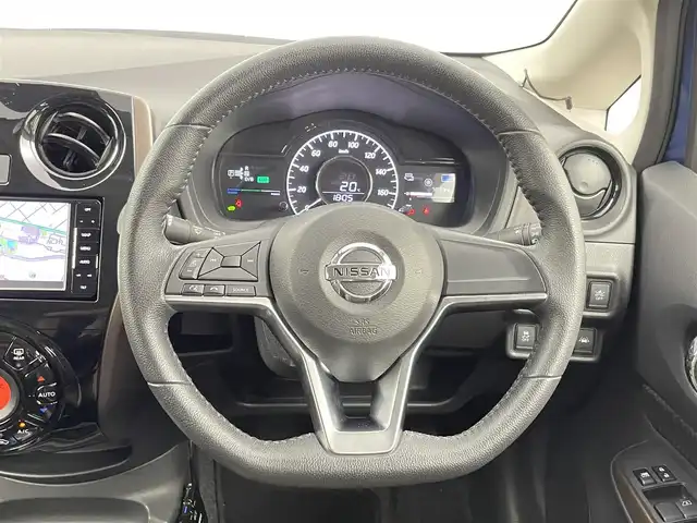 日産 ノート e－パワー メダリスト 千葉県 2017(平29)年 7.9万km シャイニングブルー 衝突軽減ブレーキ/レーンキープアシスト/社外7インチSDナビ/CD DVD SD BT フルセグ/バックカメラ/純正15インチアルミホイール/ハーフレザー/ドアバイザー/純正フロアマット/プッシュスタート/スマートキー/ETC