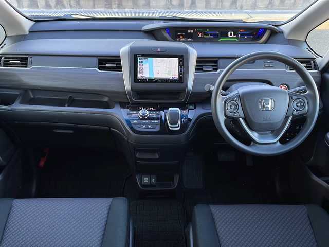 ホンダ フリード＋ ハイブリット G ブラックスタイル 山口県 2023(令5)年 3.6万km プラチナホワイトパール 純正メモリナビ/・フルセグテレビ/・Bluetooth/・DVD再生/・USB入力/・ipod/バックカメラ/ホンダセンシング/・アダプティブクルーズコントロール/・衝突軽減ブレーキ/・誤発進抑制制御/・歩行者事故低減ステアリング/・路外逸脱抑制機能/・車線維持支援システム/・先行車発進お知らせ機能/・標識認識機能/アダプティブコーナリングライト/純正LEDヘッドライト/純正フロアマット/両側オートスライドドア/シートヒーター/スマートキー/スペアキー有