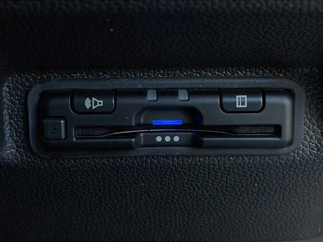 ホンダ フリード＋ ハイブリット G ブラックスタイル 山口県 2023(令5)年 3.6万km プラチナホワイトパール 純正メモリナビ/・フルセグテレビ/・Bluetooth/・DVD再生/・USB入力/・ipod/バックカメラ/ホンダセンシング/・アダプティブクルーズコントロール/・衝突軽減ブレーキ/・誤発進抑制制御/・歩行者事故低減ステアリング/・路外逸脱抑制機能/・車線維持支援システム/・先行車発進お知らせ機能/・標識認識機能/アダプティブコーナリングライト/純正LEDヘッドライト/純正フロアマット/両側オートスライドドア/シートヒーター/スマートキー/スペアキー有