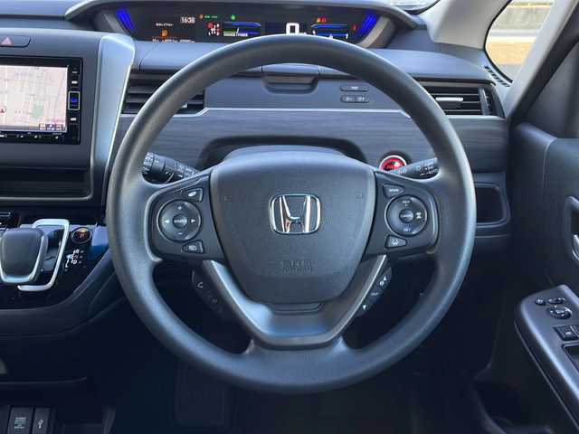 ホンダ フリード＋ ハイブリット G ブラックスタイル 山口県 2023(令5)年 3.6万km プラチナホワイトパール 純正メモリナビ/・フルセグテレビ/・Bluetooth/・DVD再生/・USB入力/・ipod/バックカメラ/ホンダセンシング/・アダプティブクルーズコントロール/・衝突軽減ブレーキ/・誤発進抑制制御/・歩行者事故低減ステアリング/・路外逸脱抑制機能/・車線維持支援システム/・先行車発進お知らせ機能/・標識認識機能/アダプティブコーナリングライト/純正LEDヘッドライト/純正フロアマット/両側オートスライドドア/シートヒーター/スマートキー/スペアキー有