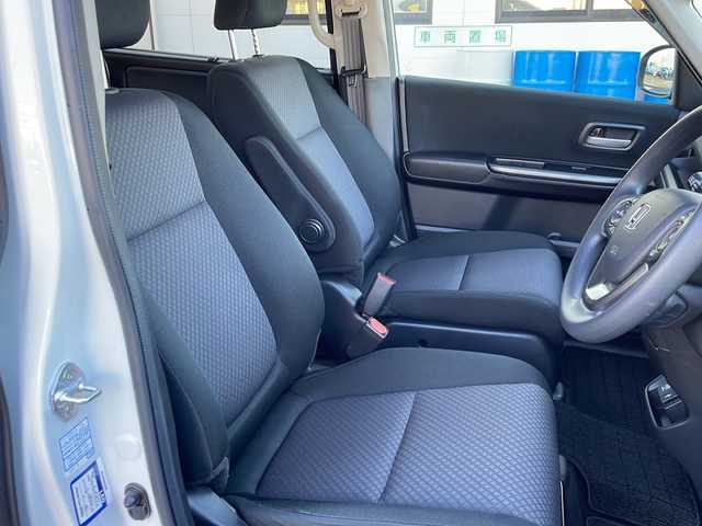 ホンダ フリード＋ ハイブリット G ブラックスタイル 山口県 2023(令5)年 3.6万km プラチナホワイトパール 純正メモリナビ/・フルセグテレビ/・Bluetooth/・DVD再生/・USB入力/・ipod/バックカメラ/ホンダセンシング/・アダプティブクルーズコントロール/・衝突軽減ブレーキ/・誤発進抑制制御/・歩行者事故低減ステアリング/・路外逸脱抑制機能/・車線維持支援システム/・先行車発進お知らせ機能/・標識認識機能/アダプティブコーナリングライト/純正LEDヘッドライト/純正フロアマット/両側オートスライドドア/シートヒーター/スマートキー/スペアキー有