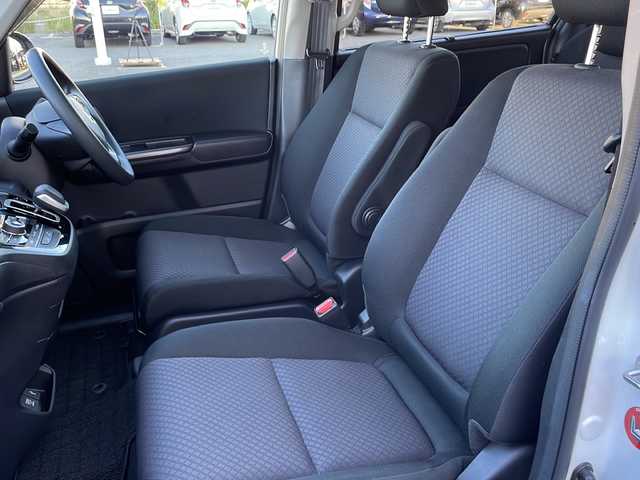 ホンダ フリード＋ ハイブリット G ブラックスタイル 山口県 2023(令5)年 3.6万km プラチナホワイトパール 純正メモリナビ/・フルセグテレビ/・Bluetooth/・DVD再生/・USB入力/・ipod/バックカメラ/ホンダセンシング/・アダプティブクルーズコントロール/・衝突軽減ブレーキ/・誤発進抑制制御/・歩行者事故低減ステアリング/・路外逸脱抑制機能/・車線維持支援システム/・先行車発進お知らせ機能/・標識認識機能/アダプティブコーナリングライト/純正LEDヘッドライト/純正フロアマット/両側オートスライドドア/シートヒーター/スマートキー/スペアキー有