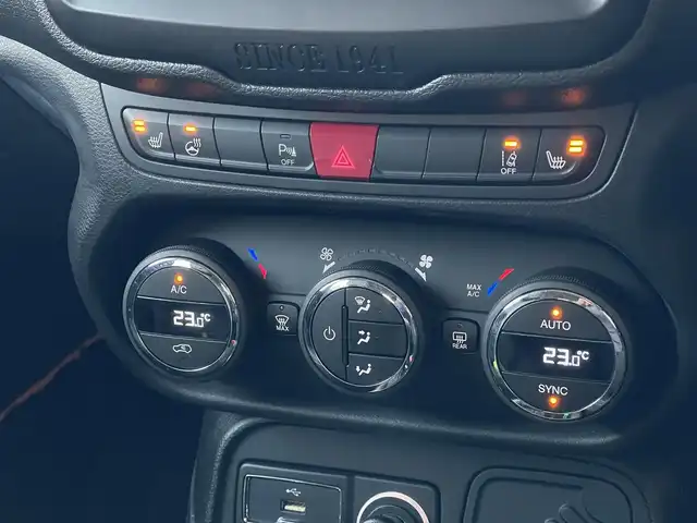 クライスラー・ジープ ジープ レネゲード リミテッド 山梨県 2018(平30)年 5.8万km アンヴィルクリアコート 社外８インチナビ　/純正ＤＡ積込　/フルセグ　/Ｂカメラ　/ＢＴ　/ＣＤ　/ＤＶＤ　/黒革　/Ｐシート　/シートヒーター　/ＡＣＣ/ＢＳＡ　/ＬＫＡ　/ＥＴＣ　/ＨＩＤヘッドライト　/Ａライト　/スマートキー