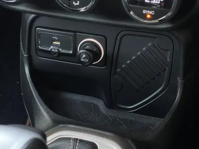 クライスラー・ジープ ジープ レネゲード リミテッド 山梨県 2018(平30)年 5.8万km アンヴィルクリアコート 社外８インチナビ　/純正ＤＡ積込　/フルセグ　/Ｂカメラ　/ＢＴ　/ＣＤ　/ＤＶＤ　/黒革　/Ｐシート　/シートヒーター　/ＡＣＣ/ＢＳＡ　/ＬＫＡ　/ＥＴＣ　/ＨＩＤヘッドライト　/Ａライト　/スマートキー