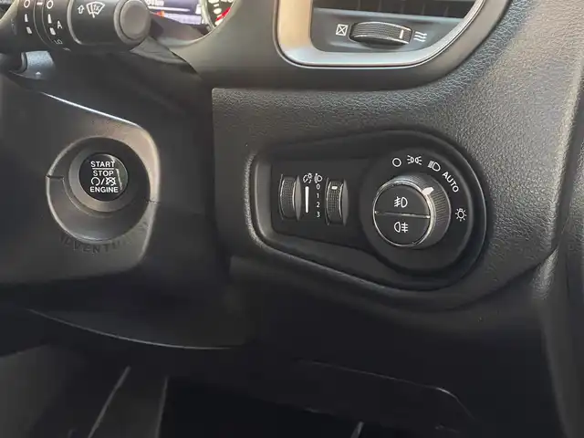 クライスラー・ジープ ジープ レネゲード リミテッド 山梨県 2018(平30)年 5.8万km アンヴィルクリアコート 社外８インチナビ　/純正ＤＡ積込　/フルセグ　/Ｂカメラ　/ＢＴ　/ＣＤ　/ＤＶＤ　/黒革　/Ｐシート　/シートヒーター　/ＡＣＣ/ＢＳＡ　/ＬＫＡ　/ＥＴＣ　/ＨＩＤヘッドライト　/Ａライト　/スマートキー