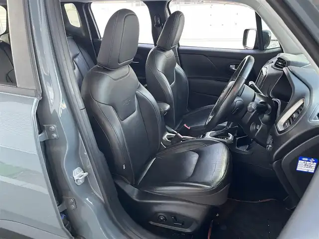 クライスラー・ジープ ジープ レネゲード リミテッド 山梨県 2018(平30)年 5.8万km アンヴィルクリアコート 社外８インチナビ　/純正ＤＡ積込　/フルセグ　/Ｂカメラ　/ＢＴ　/ＣＤ　/ＤＶＤ　/黒革　/Ｐシート　/シートヒーター　/ＡＣＣ/ＢＳＡ　/ＬＫＡ　/ＥＴＣ　/ＨＩＤヘッドライト　/Ａライト　/スマートキー