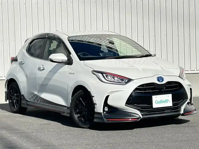 トヨタ ヤリス ハイブリッド Z 群馬県 2021(令3)年 3.3万km ホワイトパールクリスタルシャイン 純正8インチディスプレイオーディオ/(FM/AM/TV/BT/AppleCarPlay/AndroidAuto)/GRエアロ/バックカメラ/ETC2.0/前後ドラレコ（TZ-D205W）/トヨタセーフティセンス/・オートライト/・オートハイビーム/・プリクラッシュセーフティ/・クルーズコントロール/・レーンキープアシスト/前後コーナーセンサー/ステアリングスイッチ/シートヒーター/電動格納ミラー/ドライブモード/EVモード/スマートキー/LEDヘッドライト/純正フロアマット