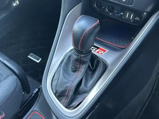 トヨタ ヤリス ハイブリッド Z 群馬県 2021(令3)年 3.3万km ホワイトパールクリスタルシャイン 純正8インチディスプレイオーディオ/(FM/AM/TV/BT/AppleCarPlay/AndroidAuto)/GRエアロ/バックカメラ/ETC2.0/前後ドラレコ（TZ-D205W）/トヨタセーフティセンス/・オートライト/・オートハイビーム/・プリクラッシュセーフティ/・クルーズコントロール/・レーンキープアシスト/前後コーナーセンサー/ステアリングスイッチ/シートヒーター/電動格納ミラー/ドライブモード/EVモード/スマートキー/LEDヘッドライト/純正フロアマット